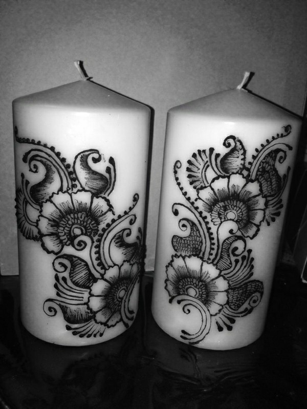 bougies blanches avec décoration de henné