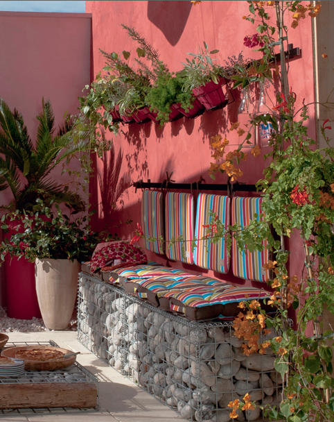 décoration de terrasse et jardin banquette fabriquée avec galets et coussin en couleurs