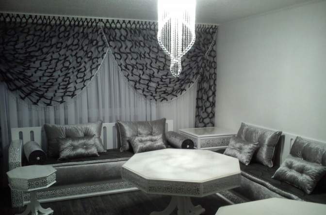 salon marocain en couleur gris