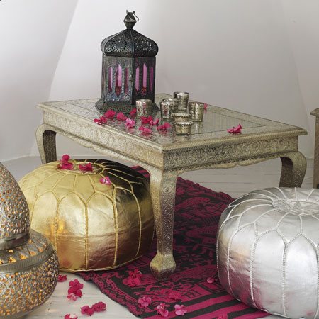 poufs marocain argent entouré d'une table