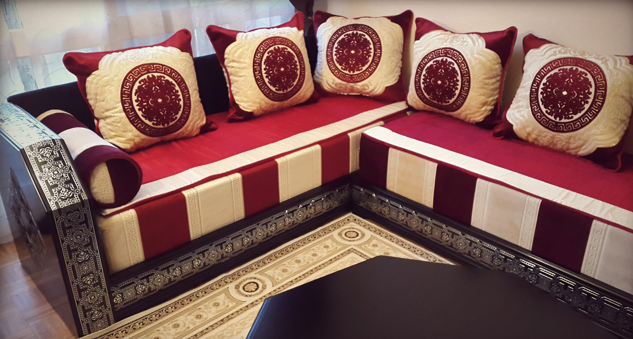 salon marocain de couleur rouge moderne