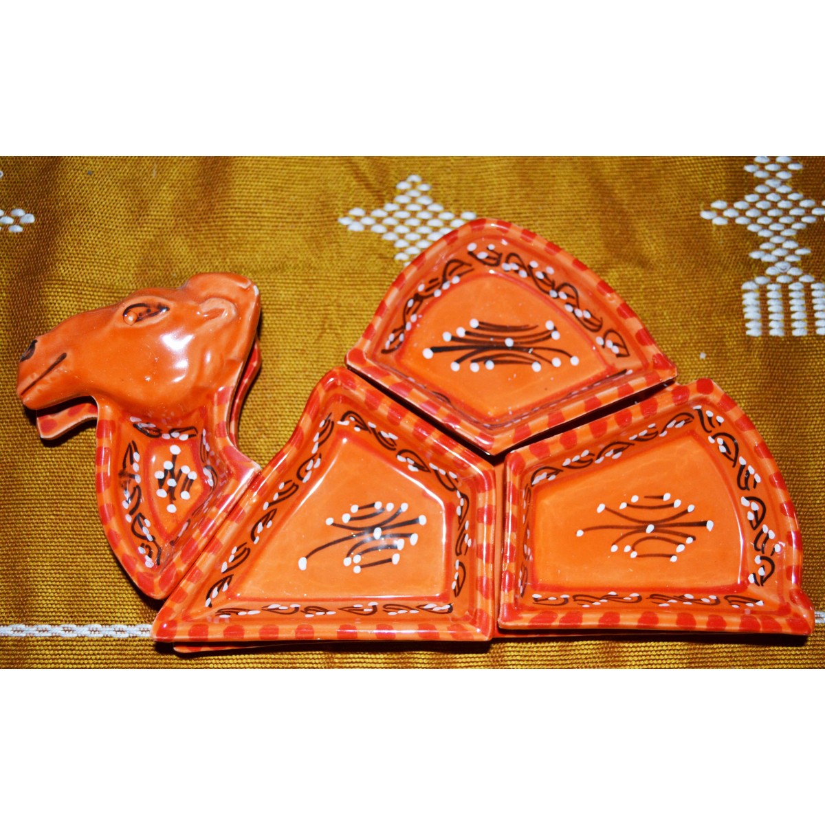 service marocain en décoration d'un chameau orange
