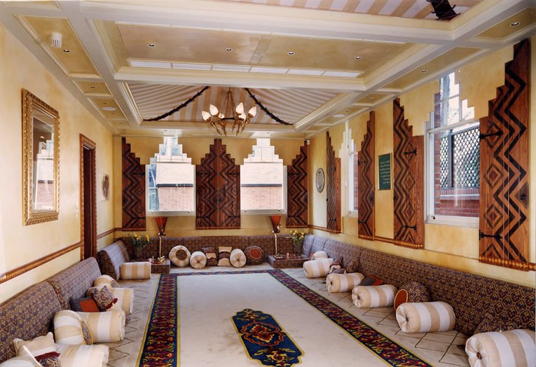 Style salon marocain moderne pour Riads