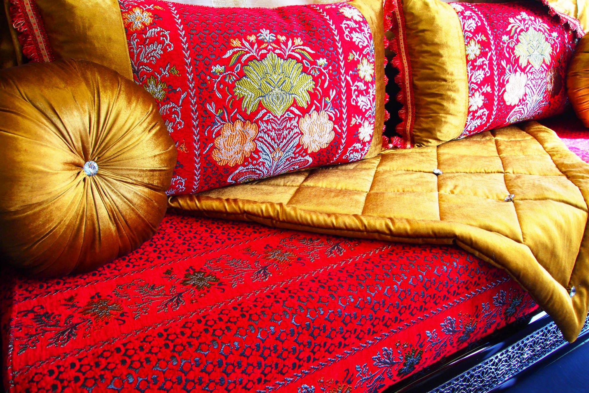salon-marocain-traditionnel-en-rouge